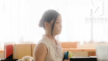 Preview 1 of Six Video Bipi - ModelMedia Asia - The immoral teacher willingly swallowed semen for money