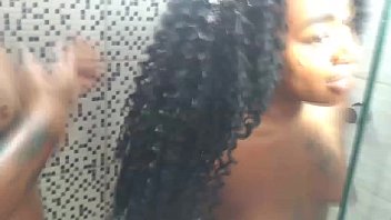 Preview 1 of Seachdenada Porno - comendo a acaraj&eacute_ no chuveiro - Joy Cardozo - Bruna Black  -