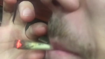 Preview 2 of Wwxxcc In - Primos chupando maria joana enquanto casal voyeur so assiste e sente o cheiro