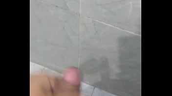 Preview 4 of Hijab Tube Office - Pasando la cuarentena muy caliente/ Paja en el ba&ntilde_o