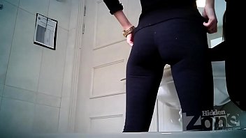 Preview 1 of Jayla Foxx Cupid - change tampon in wc