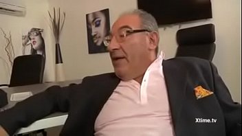 Preview 1 of Russian Pain Anal Crying - Roberto Malone comendo a magrinha