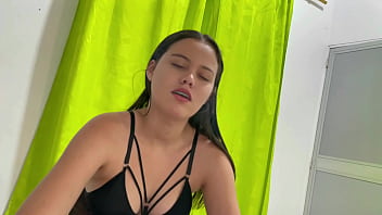 Preview 1 of Victoria Sweet Piss - Mi hermanastra guarda el secreto cuando me ve masturb&aacute_ndome de no contarle a mis padres a cambio de follarla duro.
