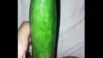 Preview 2 of Sexmmfcaseiro - sticking the cucumber in the pussy