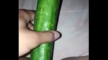 Preview 1 of Sexmmfcaseiro - sticking the cucumber in the pussy