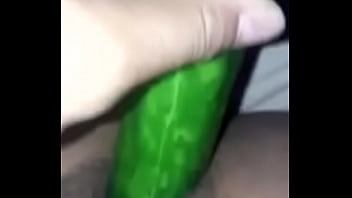 Preview 4 of Sexmmfcaseiro - sticking the cucumber in the pussy