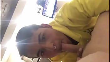 Preview 3 of Mount Tain Girl Tarzan - Chico de Grindr me la chupa