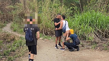 Preview 2 of Sport Coach Fuck - LEVEI 2 AMIGOS H&Eacute_TEROS PARA FODER MEU CU EM P&Uacute_BLICO,  ONDE HOMENS COSTUMAM FAZER CAMINHADA. ENQUANTO CADA UM SE RESERVA PARA COMER MEU CU,  UMA PLATEIA DE HOMENS OBSERVA E SE MASTURBAL.