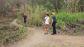 Preview 4 of Sport Coach Fuck - LEVEI 2 AMIGOS H&Eacute_TEROS PARA FODER MEU CU EM P&Uacute_BLICO,  ONDE HOMENS COSTUMAM FAZER CAMINHADA. ENQUANTO CADA UM SE RESERVA PARA COMER MEU CU,  UMA PLATEIA DE HOMENS OBSERVA E SE MASTURBAL.