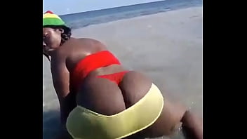 Preview 1 of Main Pakai Kondom Berduri - Shaking booty on the beach