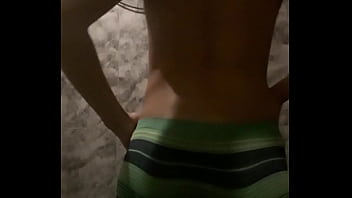 Preview 2 of Mom Sun Fat Sex - Chico muestra las nalgas en el ba&ntilde_o