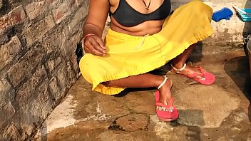 Preview 1 of Mia Khalifa Xx Video - Indian Desi Aunty Topless Outdoor Bath Capture Radhika Bhabhi