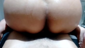 Preview 2 of 12 Kinder - Gostosa sentando no banheiro escondida