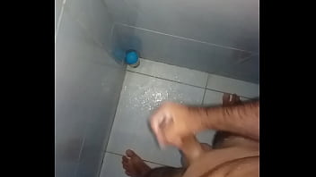 Preview 2 of Hellsmoms - Masturba&ccedil_&atilde_o no banho