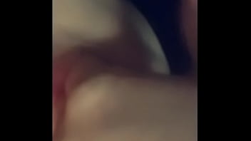 Preview 2 of Sunny Leony Hd Sex - Polin nimmt sich ihre Finger in den Mund.