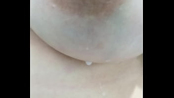 Preview 2 of Asin Ki Chudai Xxx Video Com - Milf italiana,  scarica la tetta dura e piena di latte caldo