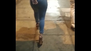 Preview 2 of Sex Boy Fuck Boy And Girl - Peruana culona caminando en jeans