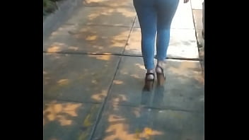 Preview 1 of Sex Boy Fuck Boy And Girl - Peruana culona caminando en jeans