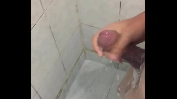 Preview 3 of Jhonny Sens Xnxx - Punheta no banho - Novinho gozando muito no banho.