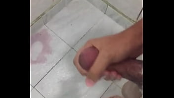 Preview 4 of Jhonny Sens Xnxx - Punheta no banho - Novinho gozando muito no banho.