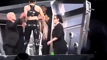 Preview 1 of Myanmar Pron Xxxx Video - Lady Gaga se cambia en publico
