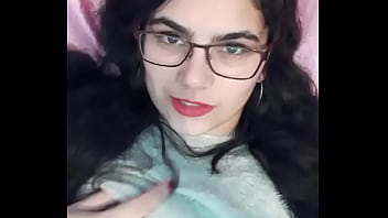 Preview 1 of Mom Tarap - Putinha ninfeta mostrando os seios