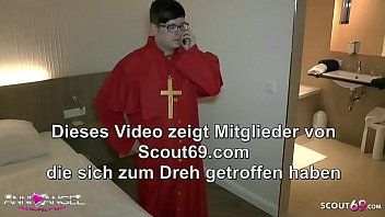 Preview 1 of Mom Caught Huge Dick - Alter Typ darf junges Latex Teen nach Fetisch Party im Hotel ficken - German Teen