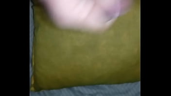 Preview 3 of Horny Black Girl Fuck Outside - Corrida en la almohada