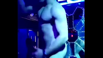 Preview 1 of Girl Groped By Group On Bus - Chavo bailando sexy