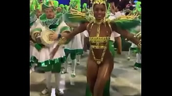 Preview 4 of Real Mom Funked - Cantora Iza desfilando no carnaval