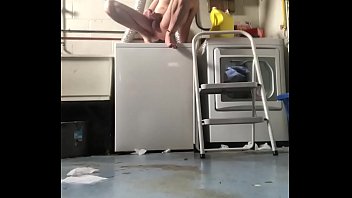 Preview 2 of Thulo Lado Le Chekeko Vido - PISSING ON WASHING MACHINE