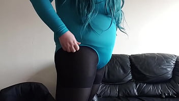 Preview 2 of Mostrando Mi Pinga - Crossdresser in tight leotard and pantyhose humps the floor and plays with vibrator