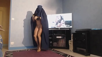 Preview 4 of Xxxviy T - musulmane en burka montre ses grosses mamelles