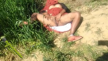 Preview 3 of Desi Village Aunt Sex - गांव की मजदूर की मलाईदार देसी चूत को खेत में चोदा हिंदी में अश्लील