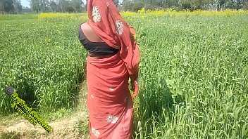 Preview 1 of Desi Village Aunt Sex - गांव की मजदूर की मलाईदार देसी चूत को खेत में चोदा हिंदी में अश्लील