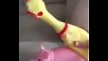 Preview 1 of Bleak Bold - Galinho Chicken Little coloca Peppa pra descer no cacete