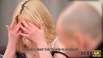 Preview 2 of Blonde Brother Sleeping Sister - Debt4k. Un coiffeur mignon a contract&eacute_ une dette pour un canap&eacute_ et doit maintenant payer pour cela