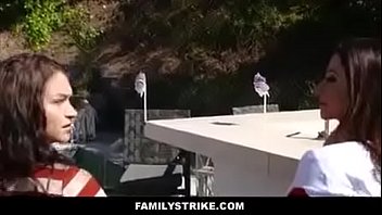 Preview 1 of Indian Family Xvideos - Corno leva amigo pro almo&ccedil_o e ele acaba comendo sua mulher e sua filha