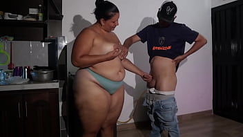 Preview 2 of Six Karte Huye Vidio - chica se folla al repartidor en forma de pago increible follada arriesgada