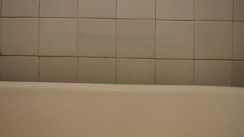 Preview 1 of Seks In Tab Bath - pissing in the bathroom