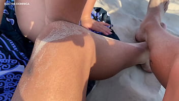 Preview 2 of Anne Pornosu - Contratei essa empregada ela fez Boquete na praia,  putinha peladinha safada escondida