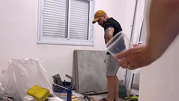 Preview 1 of Stripping Xxx Latex - Trazei com o Pedreiro na obra do meu apartamento!