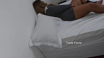 Preview 1 of Taxe Hotmom - Flagrei a safada se masturbando no quarto dela e ofereci o meu pau pra ela se saciar