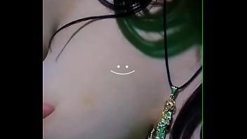 Preview 2 of Twins Eating Cum - Lola juega con sus grandes tetas