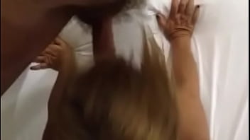 Preview 1 of Tolly Cristall - Chupando o marido e dando forte pro dotado