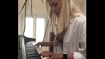 Preview 2 of Berst Porn - Peitinho no Piano