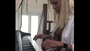 Preview 3 of Berst Porn - Peitinho no Piano