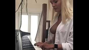Preview 1 of Berst Porn - Peitinho no Piano