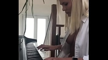 Preview 4 of Berst Porn - Peitinho no Piano
