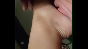 Preview 3 of Desy Xnxx Video - مستريس عربيه تقوم بضرب خادمها بالمترو وتقوم بسبه واهانته باقذر الالفاظ بذل خادمي بالمواصلات العامه